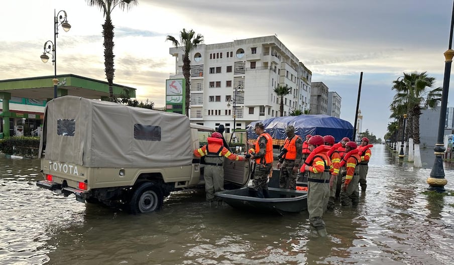 فيضانات القصر الكبير: عناصر القوات المسلحة الملكية تواصل عمليات الإنقاذ والإغاثة