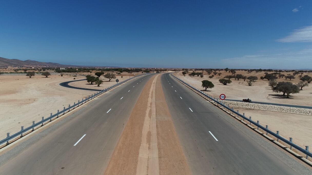 المشروع الملكي الضخم: جولة بالطريق السريع تيزنيت-الداخلة.. ماذا يقول السائقون؟