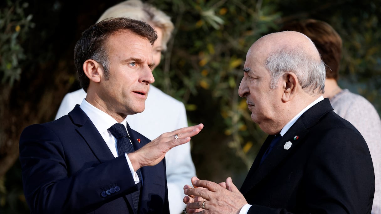 Le président français Emmanuel Macron (à gauche) et le président algérien Abdelmadjid Tebboune en marge du sommet du G7 organisé par l'Italie, au complexe de Borgo Egnazia, à Savelletri, le 14 juin 2024.