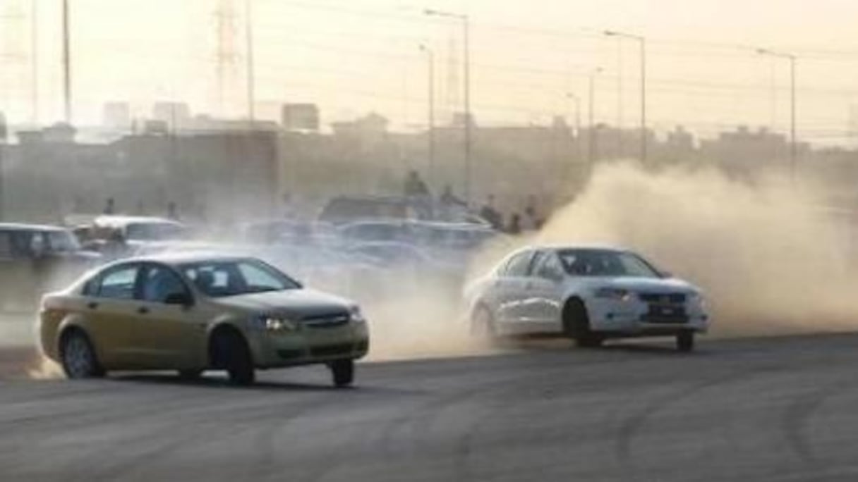 شبان يمارسون السياقة الاستعراضية