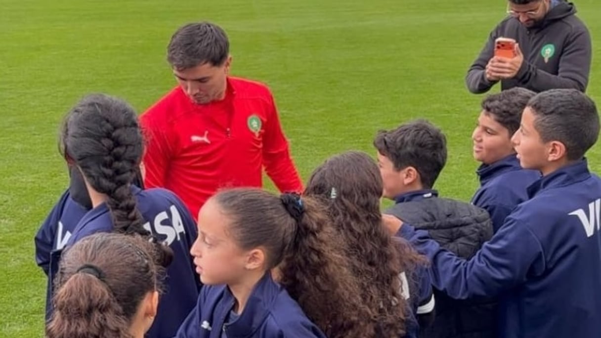 Les Lions de l’Atlas recevant les enfants de la famille de la Sûreté nationale.