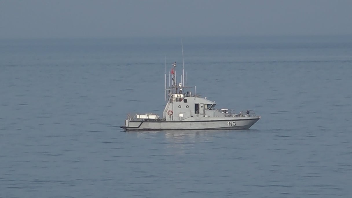 Fotografía real de archivo de una patrullera de vigilancia marroquí con numeral 115 en las proximidades marítimas de Fnideq y Ceuta; no representa el buque supuestamente visto el 15 de octubre de 2026.