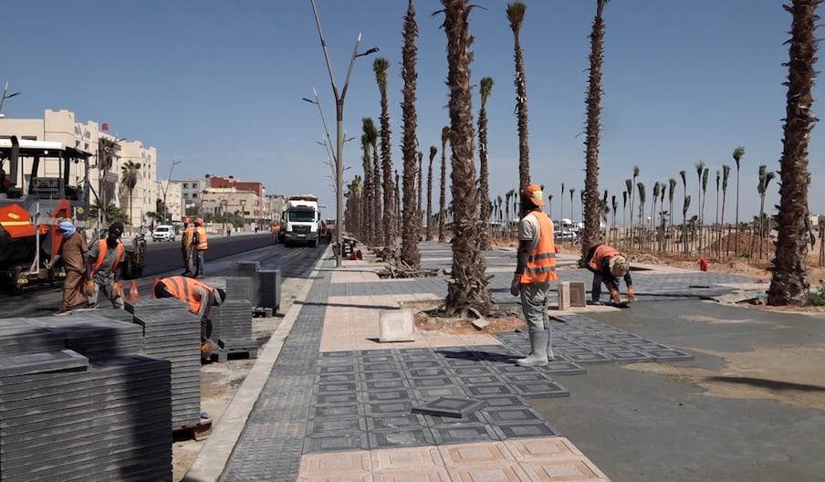 أشغال إعادة تأهيل شوارع مدينة الداخلة، جنوب المملكة المغربية