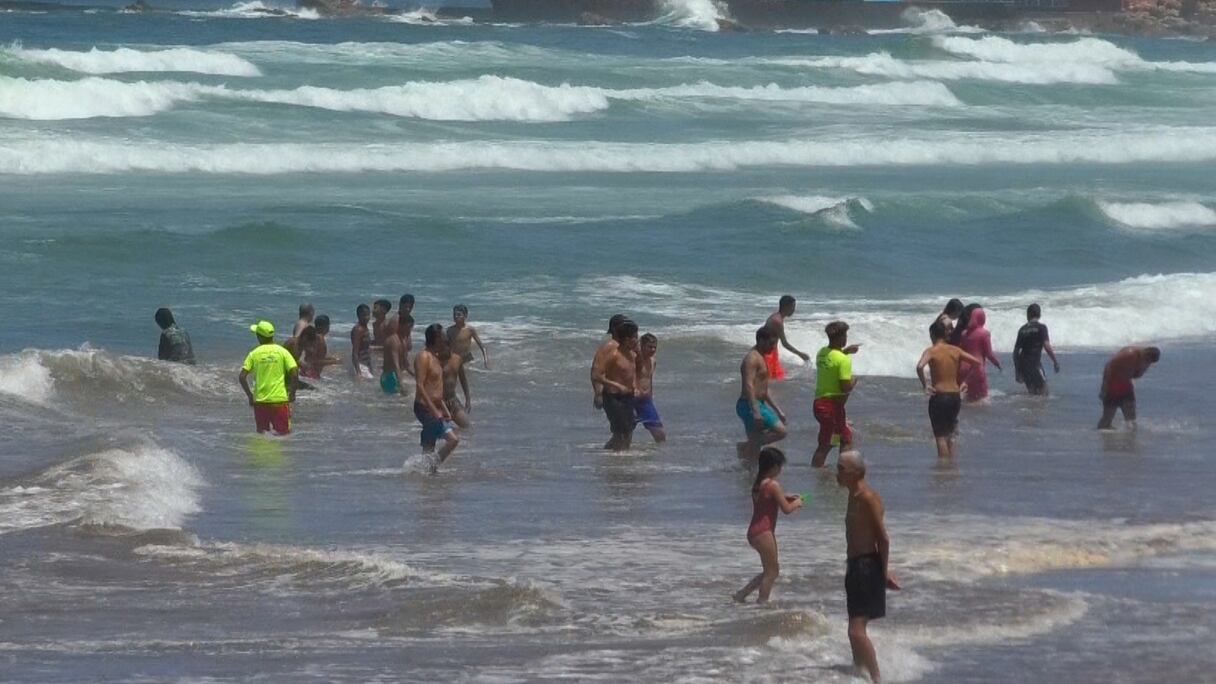 هذه تدخلات عناصر الوقاية المدنية لحماية المواطنين من الغرق بشاطئ عين الذئاب