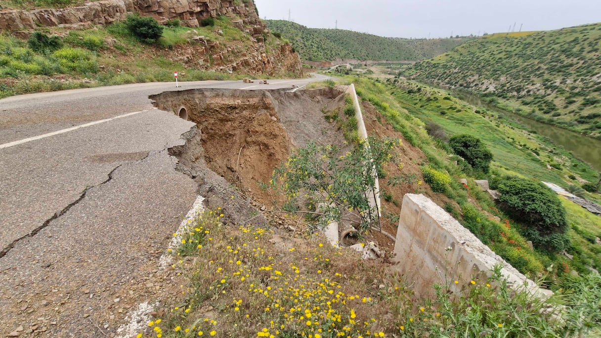 حفرة خطيرة بالطريق المؤدية إلى سد الدورات