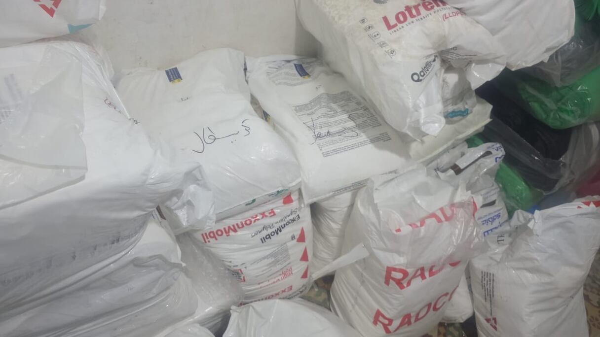 جمارك تطوان تحجز ستة أطنان من الأكياس والمواد البلاستيكية الممنوعة