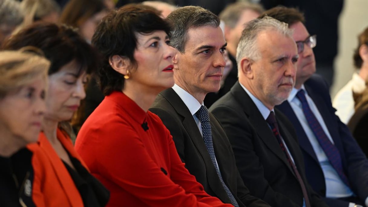 Au centre, la ministre espagnole de l’Inclusion, de la Sécurité sociale et des Migrations, Elma Saiz, et le président du gouvernement Pedro Sánchez.