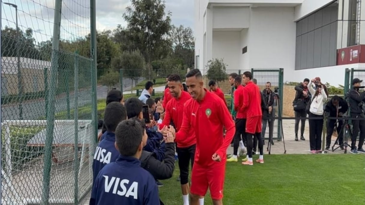 Les Lions de l’Atlas recevant les enfants de la famille de la Sûreté nationale.