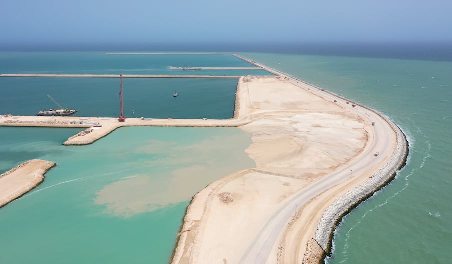 ميناء الداخلة الأطلسي يواصل التقدم.. 62% نسبة إنجاز و85% على مستوى الجسر البحري
