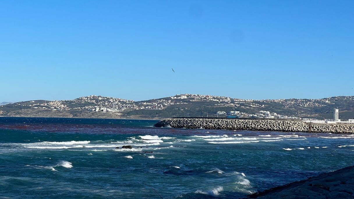 تغير لون مياه شاطئ مرقالة بطنجة