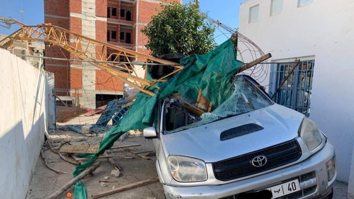 سقوط رافعة على مدرسة بمارتيل