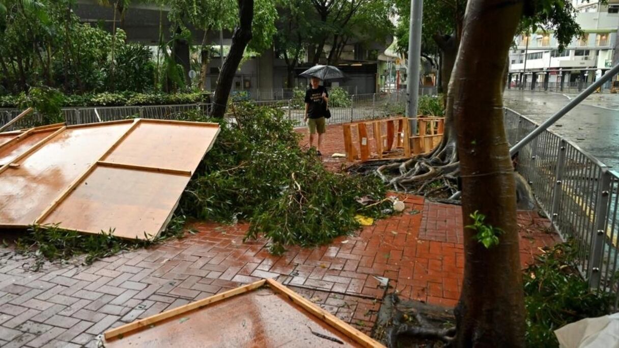بعض الأضرار التي تسبّب بها الإعصار ساولا في هونغ كونغ/