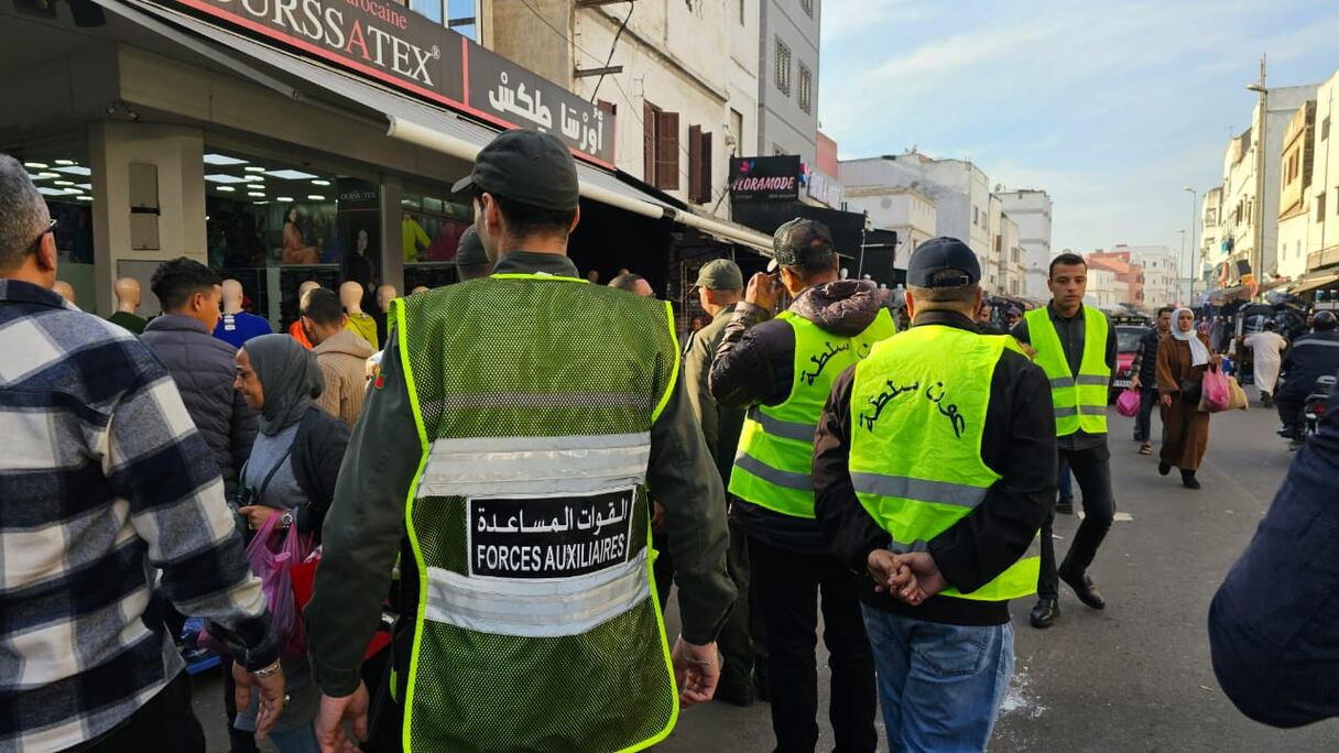 أعوان السلطة وعناصر القوات المساعدة، خلال حملة لتحرير الملك العمومي بسوق كراج علال