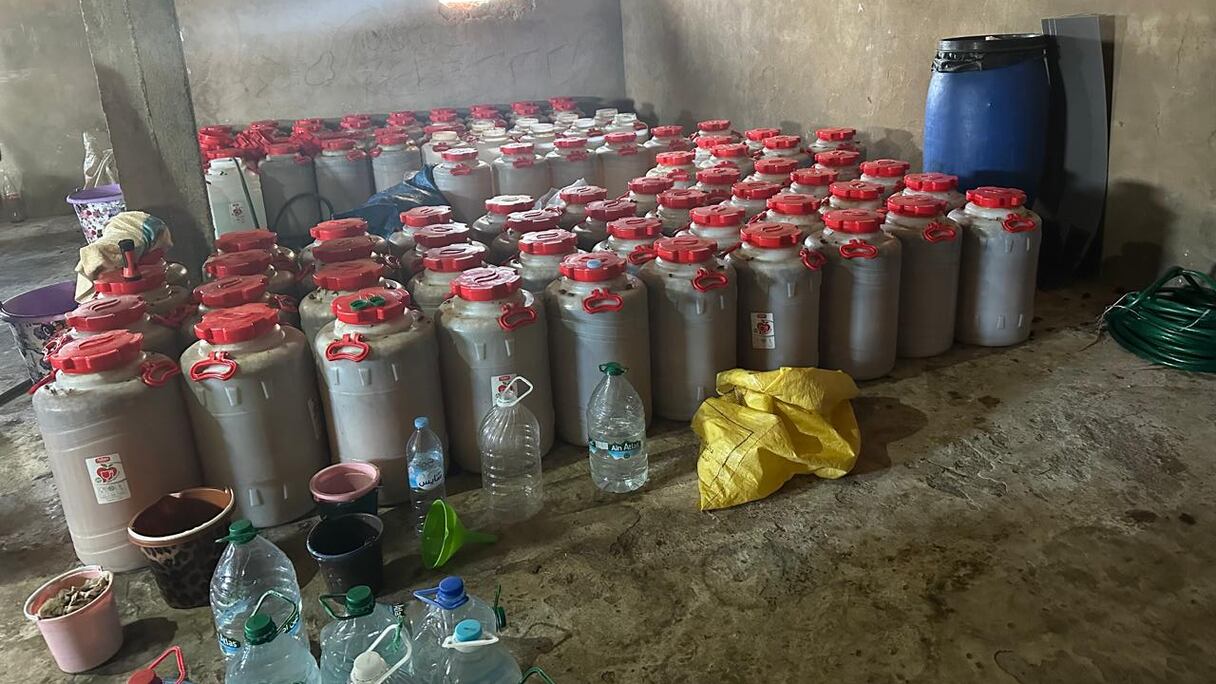 مداهمة مصنع سري للماحيا ضواحي الجديدة