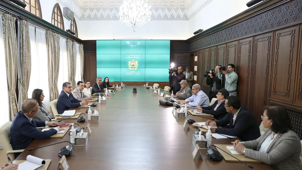 اجتماع الحكومة مع أعضاء الكونفدرالية الديمقراطية للشغل، في إطار جولة أبريل من الحوار الاجتماعي