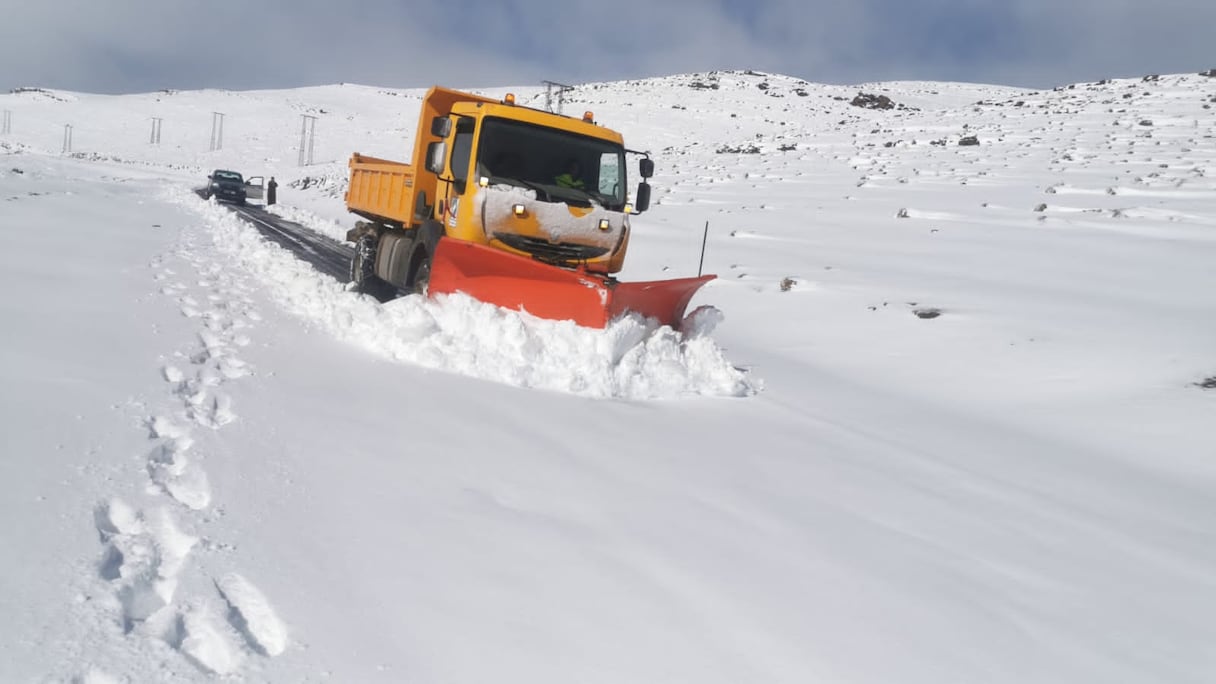 طرق مقطوعة بالثلج