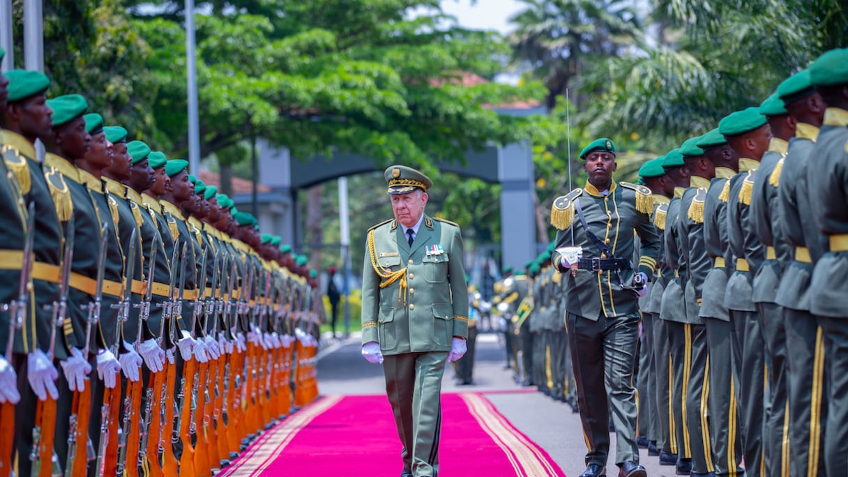 Le chef de l'armée algérienne, Saïd Chengriha, lors de sa visite au Rwanda, en février 2024.