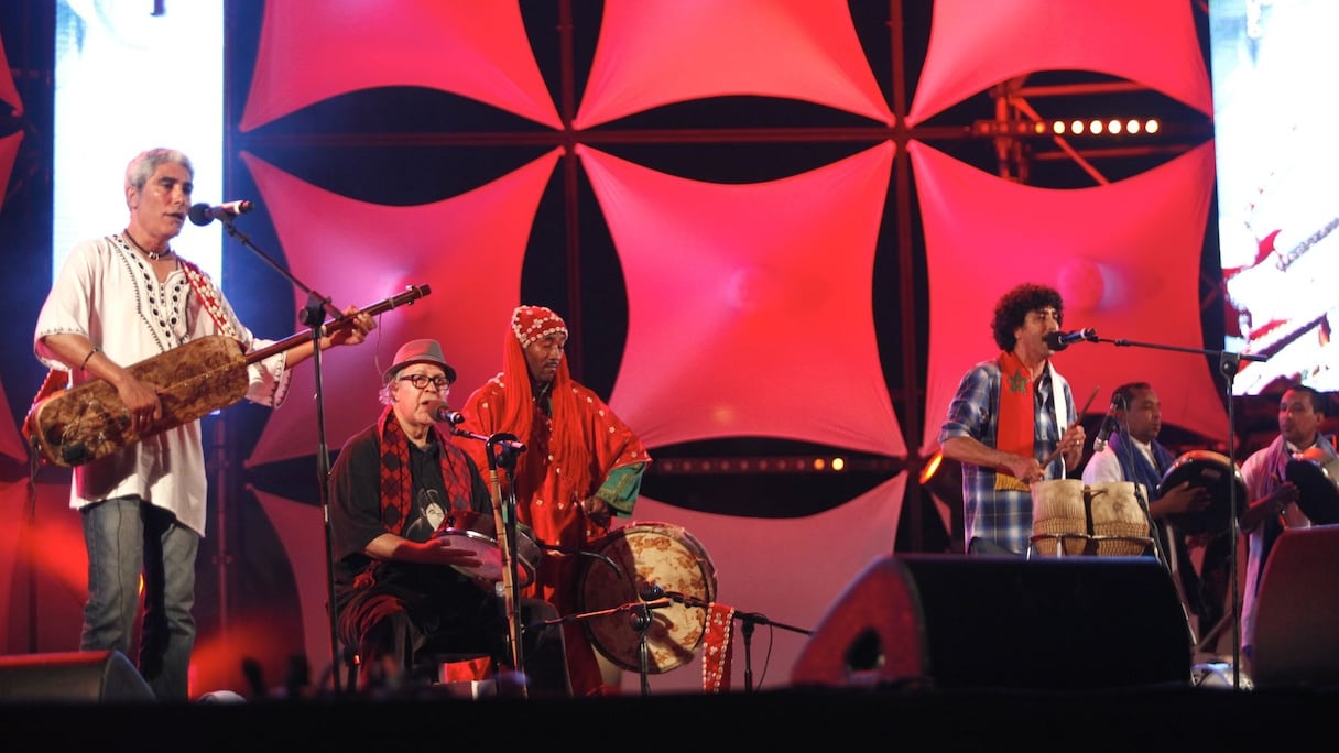 مجموعة ناس الغيوان بكل أفرادها تؤدي أغانيها الشعبية