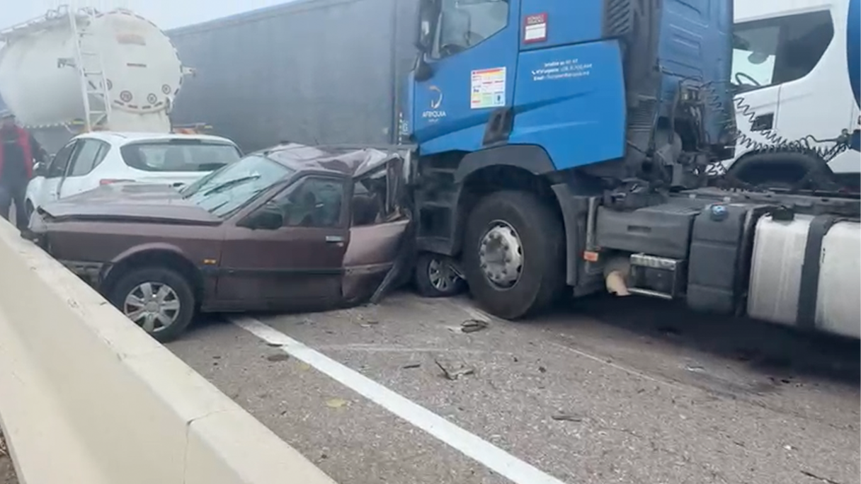 شهد الطريق السيار الرابط بين الدار البيضاء والجديدة ،صباح اليوم الجمعة، حادثة سير مروعة بين عدد كبير من الشاحنات والسيارات مما أدى إلى توقف حركة السير وتعطل حركة المرور بشكل كامل في الاتجاهين.