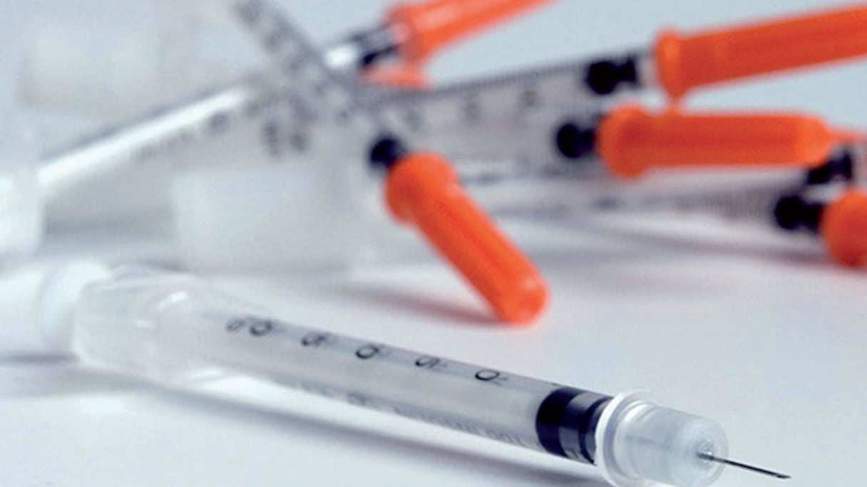 Seringues d'insuline. Le diabète de type 2, également appelé diabète non insuline-dépendant (DNID) ou diabète gras, touche essentiellement les personnes de plus de 40 ans.