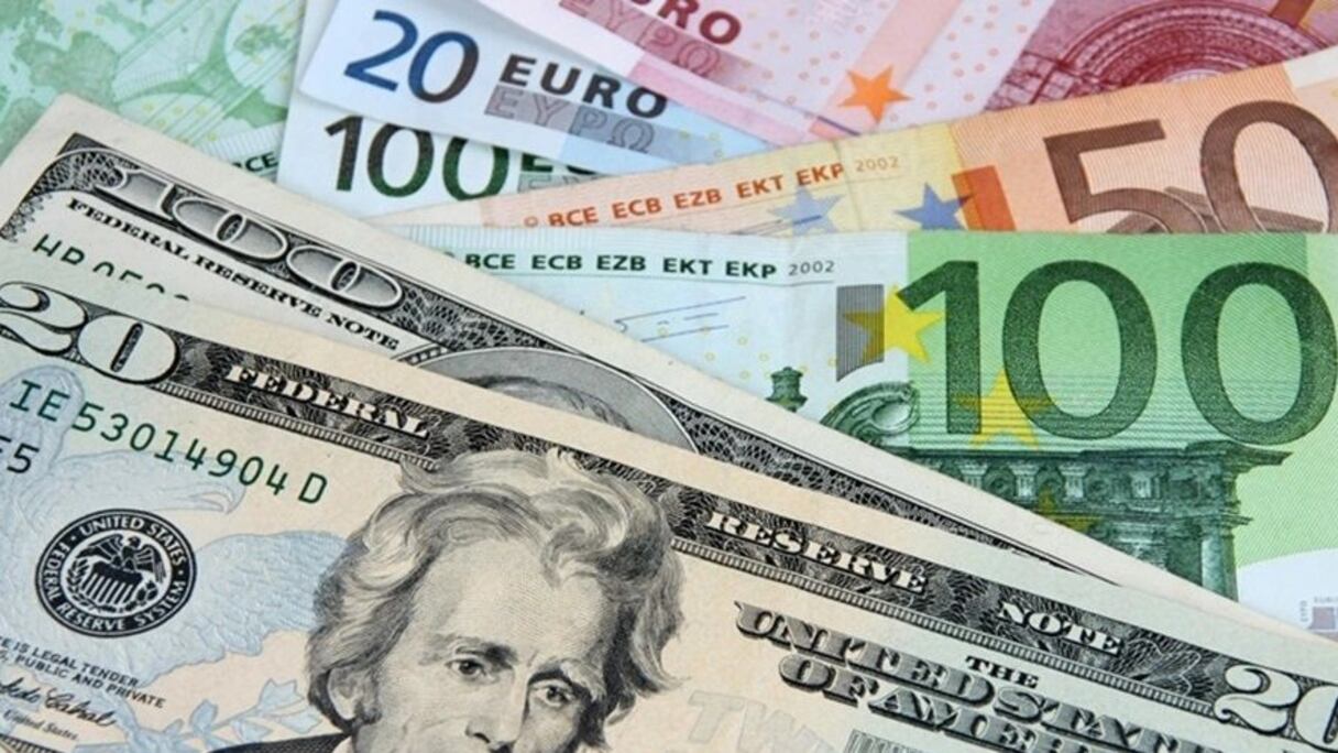 أوراق نقدية من الدولار واليورو