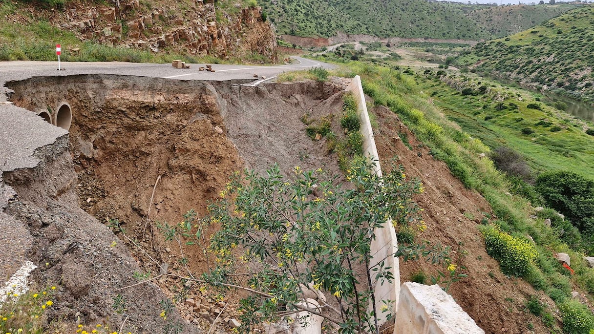 حفرة خطيرة بالطريق المؤدية إلى سد الدورات