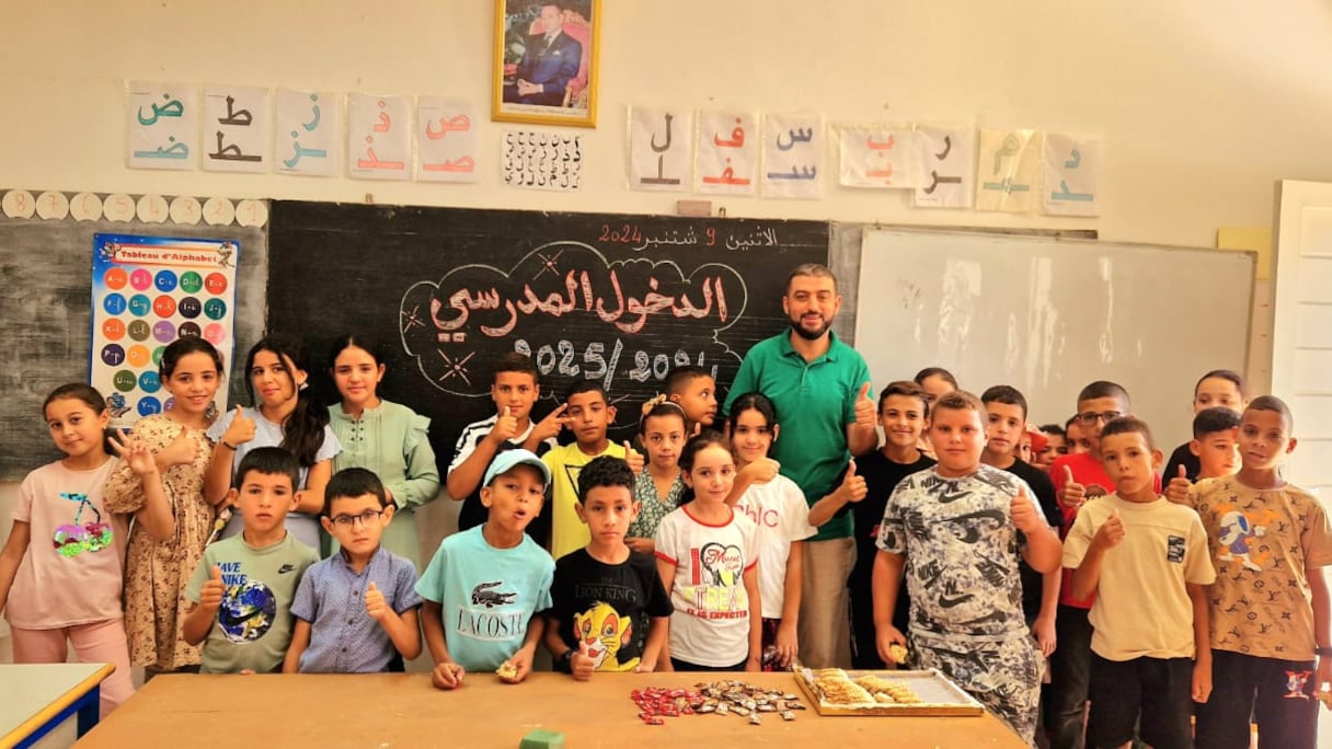 أستاذ يستقبل تلاميذه بطريقته الخاصة