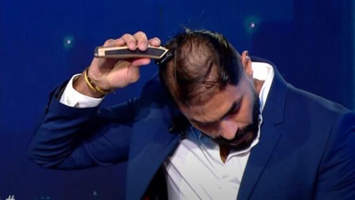 خالد سليم يحلق شعره على الهواء