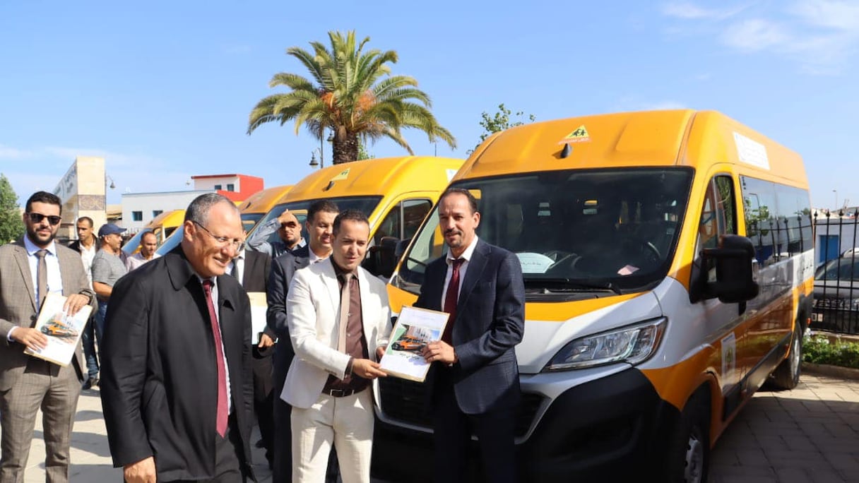 توزيع حافلات للنقل المدرسي بالعرائش