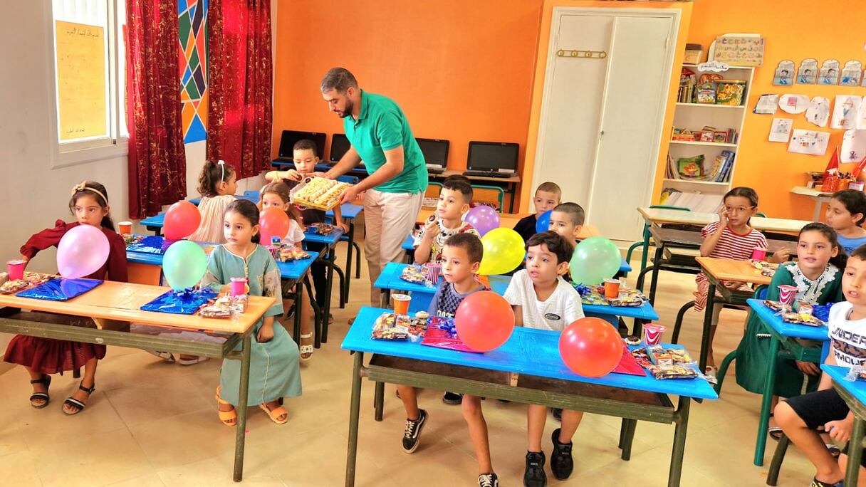 أستاذ يستقبل تلاميذه بطريقته الخاصة