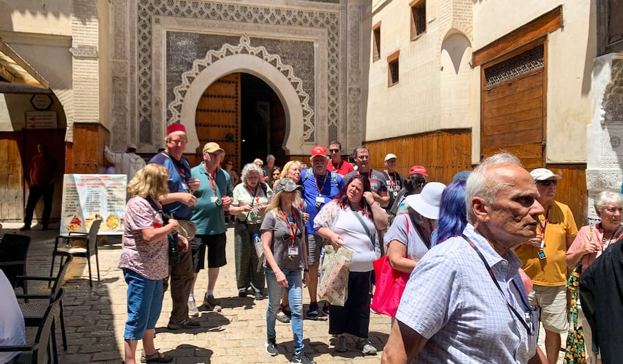 سياح بالمدينة العتيقة لفاس
