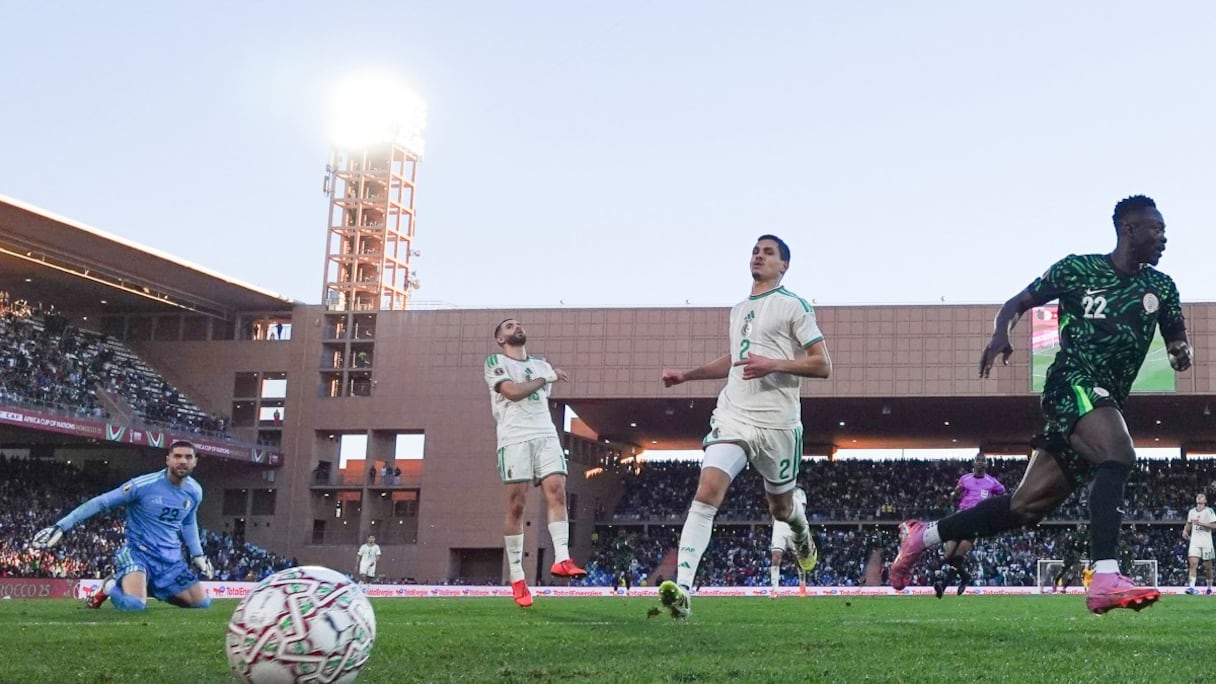 L’attaquant nigérian Akor Adams célèbre son but devant le gardien algérien Luca Zidane, ainsi que les défenseurs Rayan Aït-Nouri et Aïssa Mandi, lors du match de quart de finale de la Coupe d’Afrique des nations (CAN) opposant l’Algérie au Nigeria, au Grand Stade de Marrakech, le 10 janvier 2026.