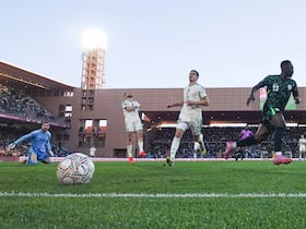 L’attaquant nigérian Akor Adams célèbre son but devant le gardien algérien Luca Zidane, ainsi que les défenseurs Rayan Aït-Nouri et Aïssa Mandi, lors du match de quart de finale de la Coupe d’Afrique des nations (CAN) opposant l’Algérie au Nigeria, au Grand Stade de Marrakech, le 10 janvier 2026.