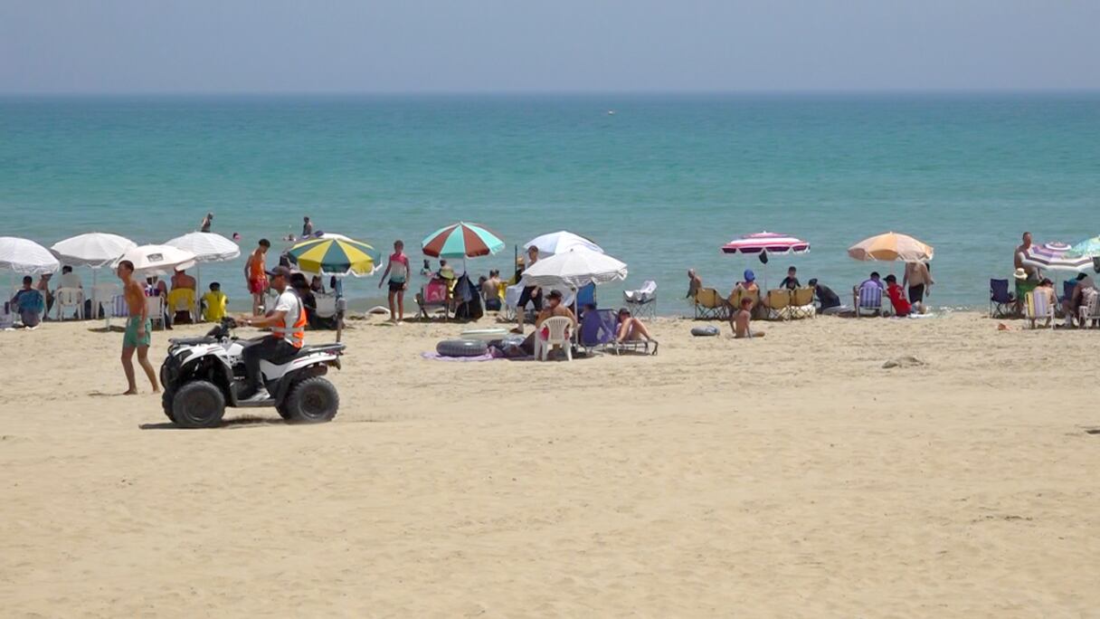 أجواء صيفية هادئة تسحر زوار شاطئ مارتيل