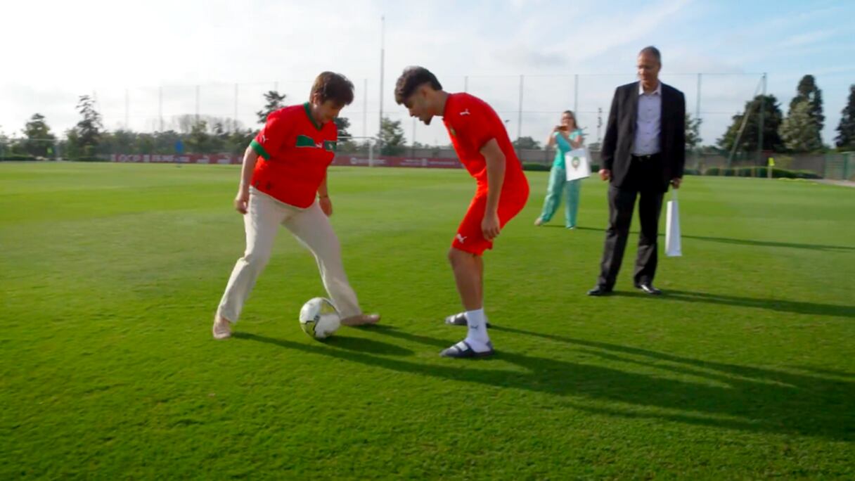 كريستالينا جورجيفا، المديرة العامة لصندوق النقد الدولي، تلعب الكرة مع نجم المنتخب المغربي عبد الصمد الزلزولي