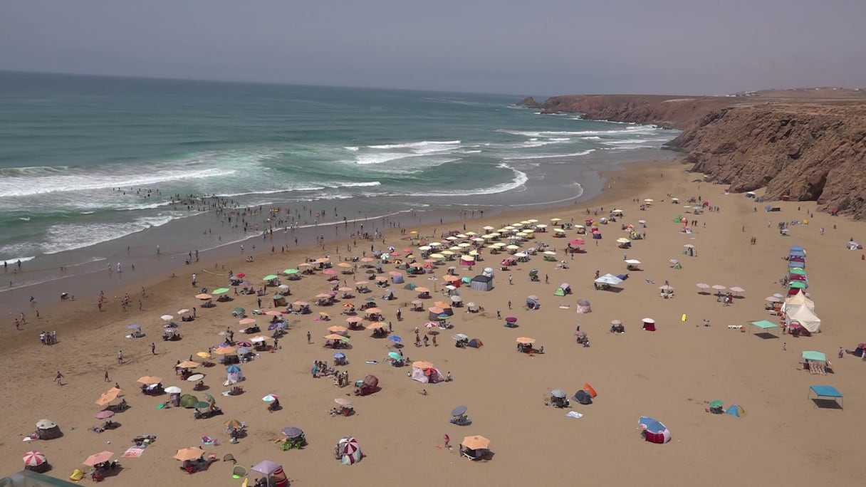 شاطئ مير اللفت.. قِبْلة الأسر وعشاق السباحة والهدوء