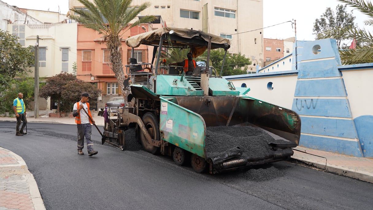 أشغال إعادة تهيئة شوارع وأزقة الحي الحسني تتواصل بوتيرة متسارعة