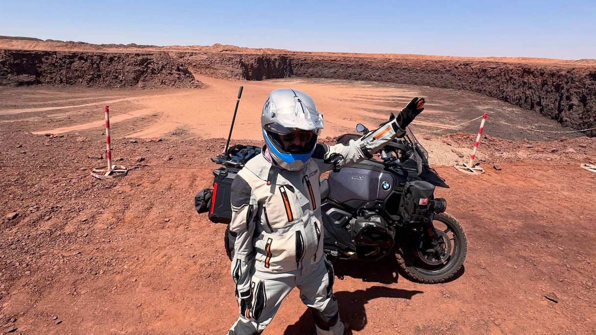 Le motard qatari Khalid Al-Jaber immortalisant le grand trou géant présenté comme la mine de fer de Ghar Djebilet au sud algérien.