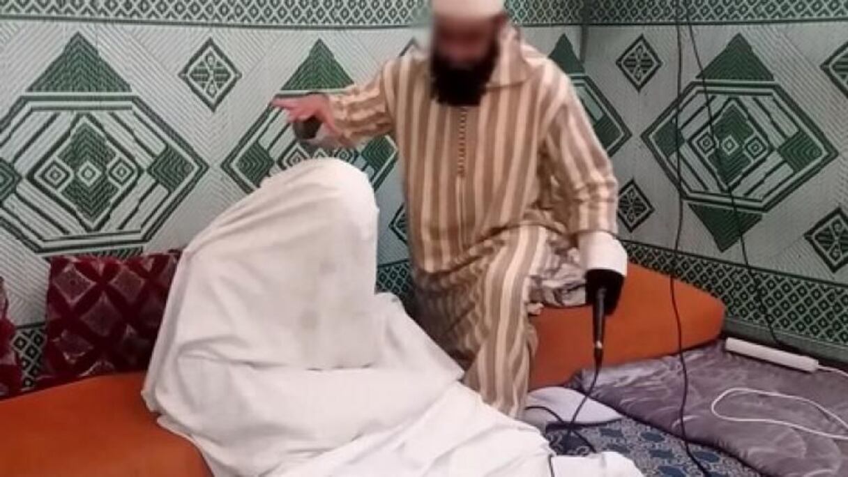 شخص يمارس "الرقية الشرعية" (صورة تعبيرية)