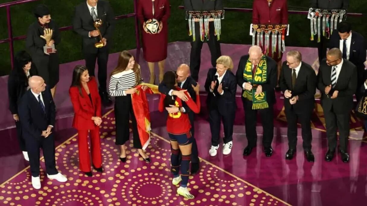 روبياليس لحظة تقبيل جيني هيرموسو