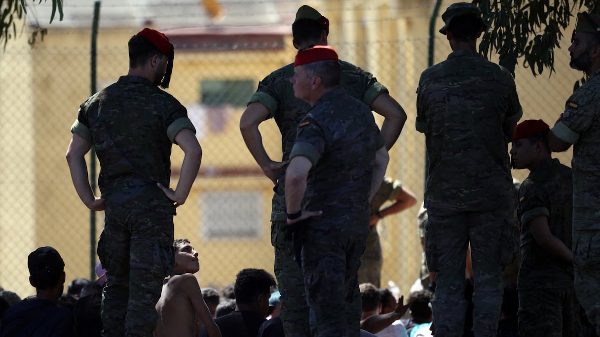 Des soldats espagnols surveillant des migrants à Sebta.