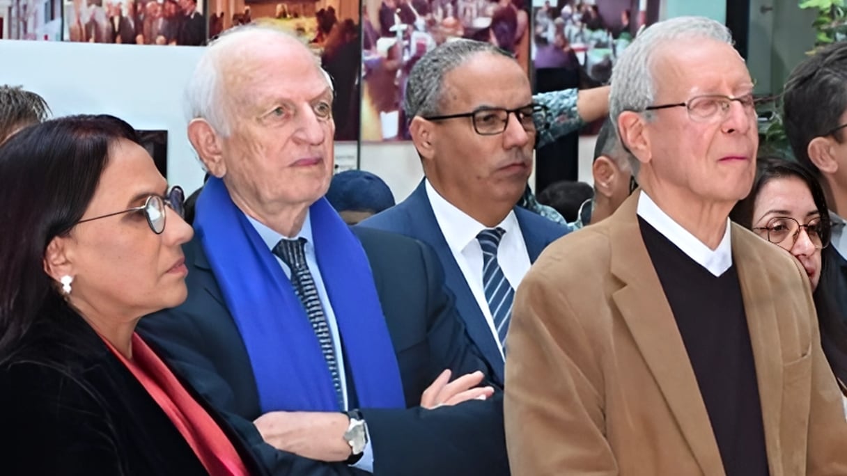 المستشار الملكي أندري أزولاي ورئيسة المجلس الوطني لحقوق الإنسان آمنة بوعياش خلال الاحتفاء بالذكرى الـ 20 لإحداث هيئة الإنصاف والمصالحة. الجمعة 26 يناير 2024.