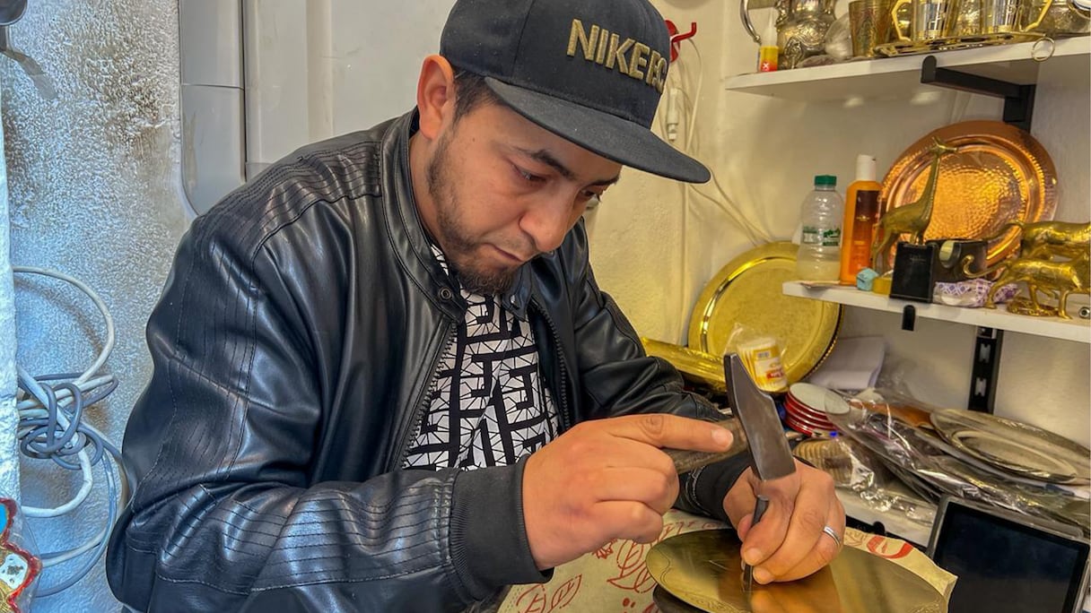 صُنِع بالمغرب (ح 5): فن النحاسيات.. إبداع متجدد يقاوم الاندثار داخل أسوار فاس العتيقة