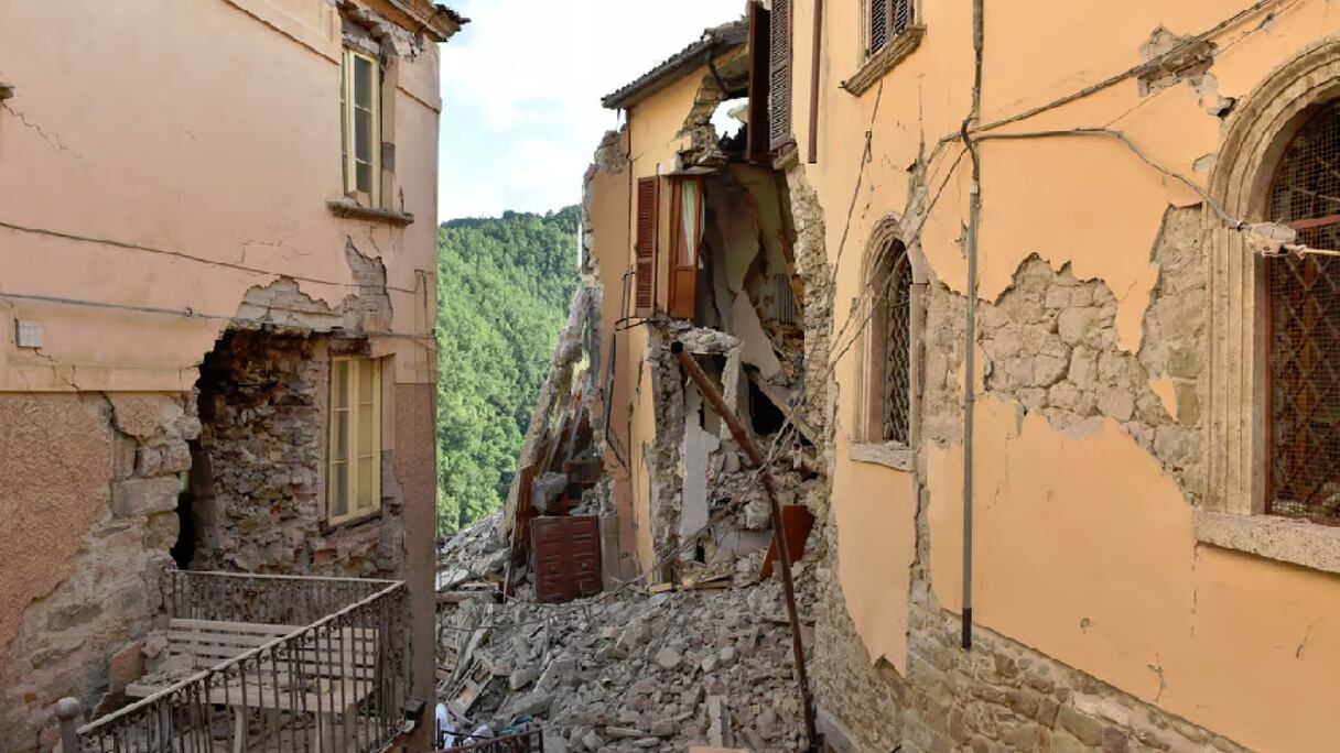 أثار الزلزال في كامبي فليغري جنوب إيطاليا
