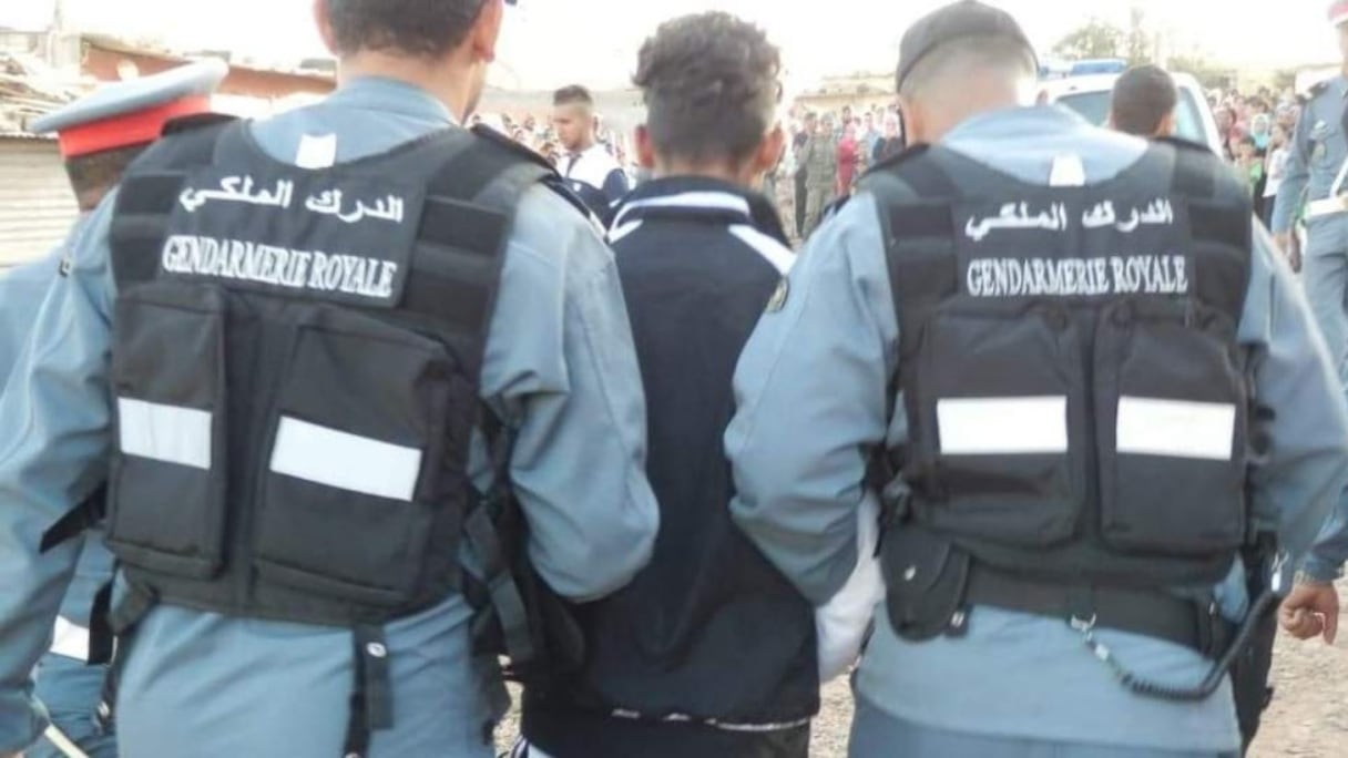 عناصر من الدرك الملكي خلال تدخل لإيقاف شاب مشتبه به