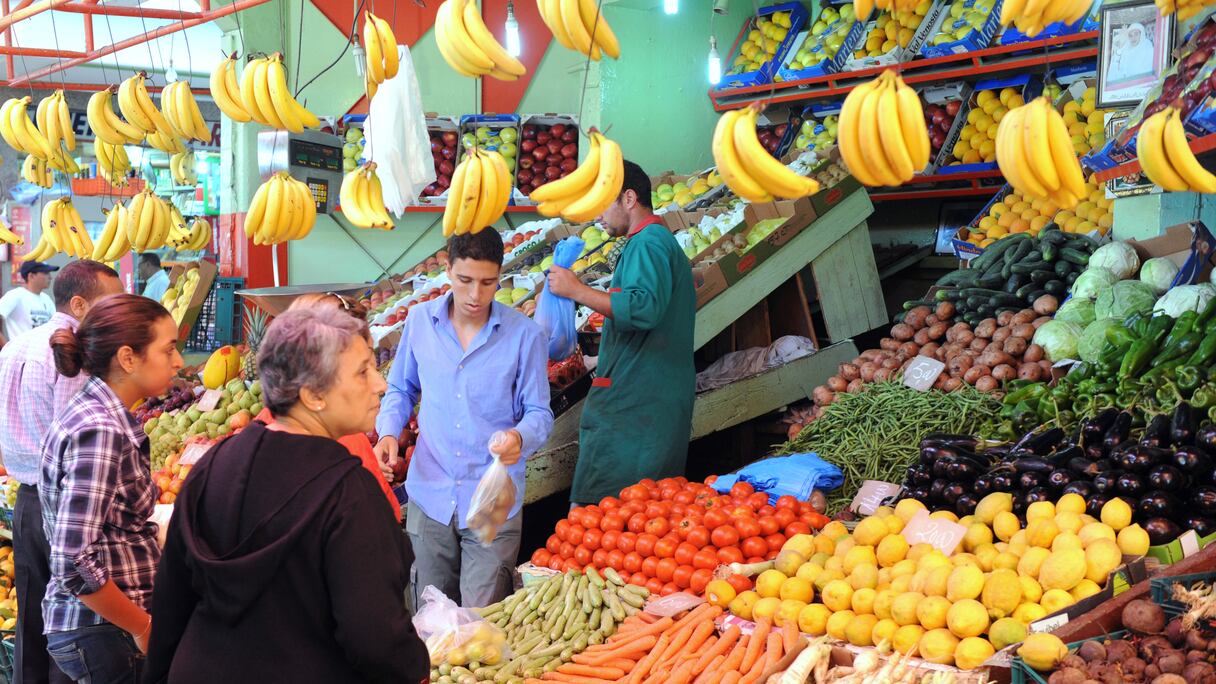 بائع فواكه يخدم العملاء في سوق بالرباط في 24 يونيو 2012.