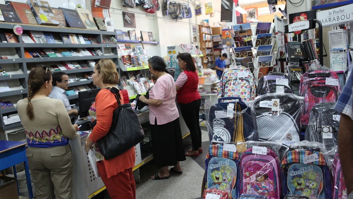 أمهات يقتنين الأدوات المدرسية قبل بداية الموسم الدراسي