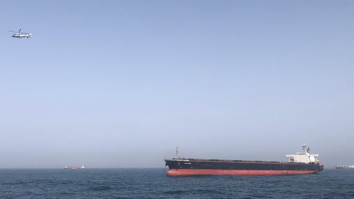 انفجار محرك سفينة شحن بالجرف الأصفر