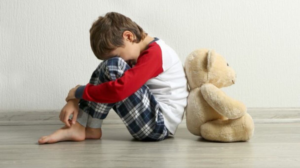 طفل يعاني من أعراض التوحد