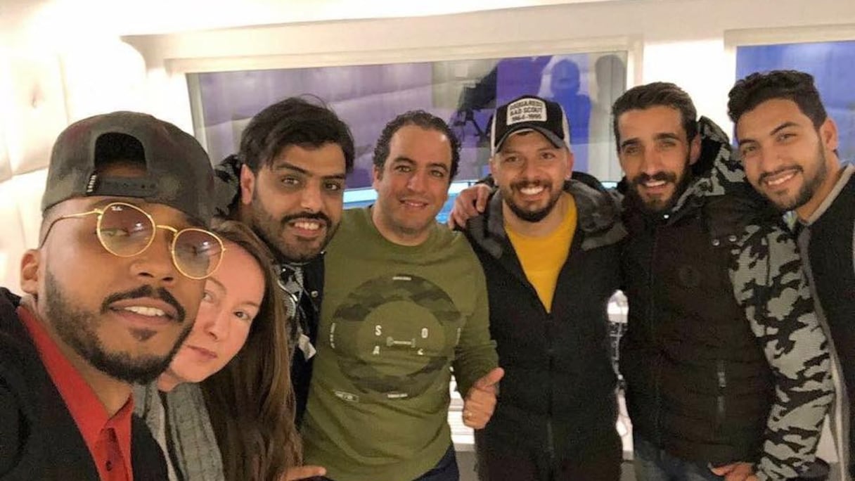 حاتم عمور مع أعضاء فرقة "أدرينالين" والموزع المغربي رشيد محمد علي